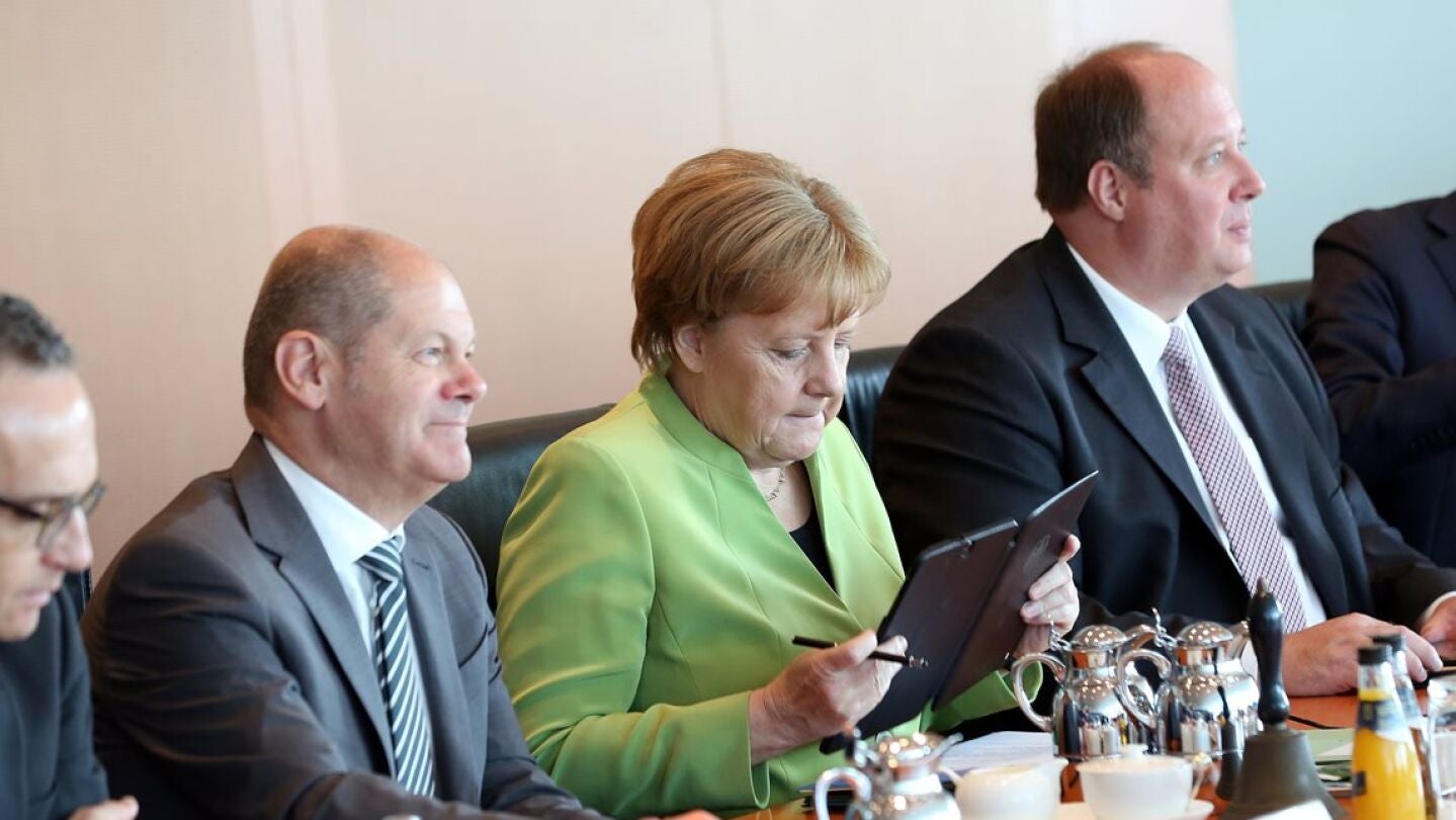 La canciller alemana, Angela Merkel (2d); el ministro germano de Finanzas, Olaf Scholz (i), y el ministro alem&aacute;n de la Canciller&iacute;a, Helge Braun (d)
