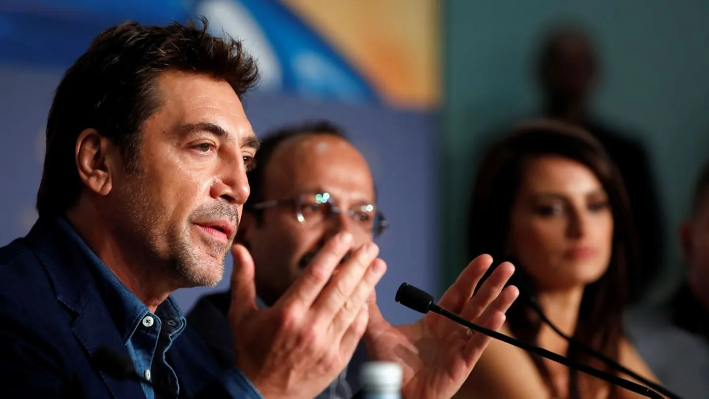 El actor español Javier Bardem interviene durante la rueda de prensa de presentación de la película 'Todos lo saben' El actor español Javier Bardem interviene durante la rueda de prensa de presentación de la película 'Todos lo saben'