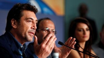 El actor español Javier Bardem interviene durante la rueda de prensa de presentación de la película 'Todos lo saben'