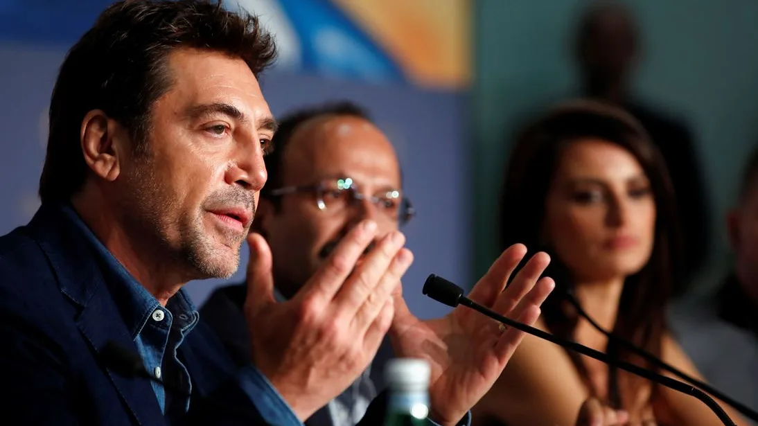 El actor español Javier Bardem interviene durante la rueda de prensa de presentación de la película 'Todos lo saben'