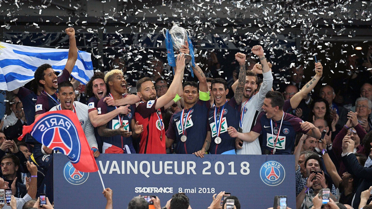 El PSG invita a levantar el trofeo al capit&aacute;n del equipo rival
