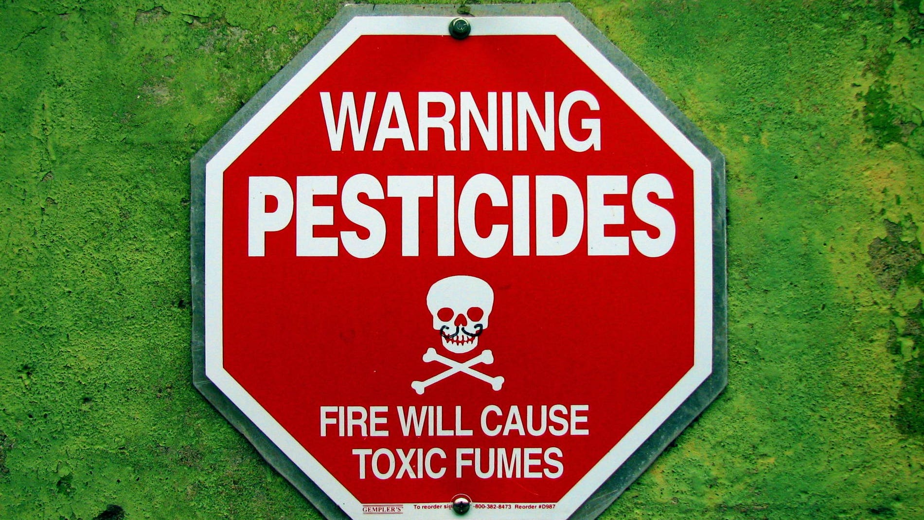 Señal que alerta sobre los peligros de los pesticidas