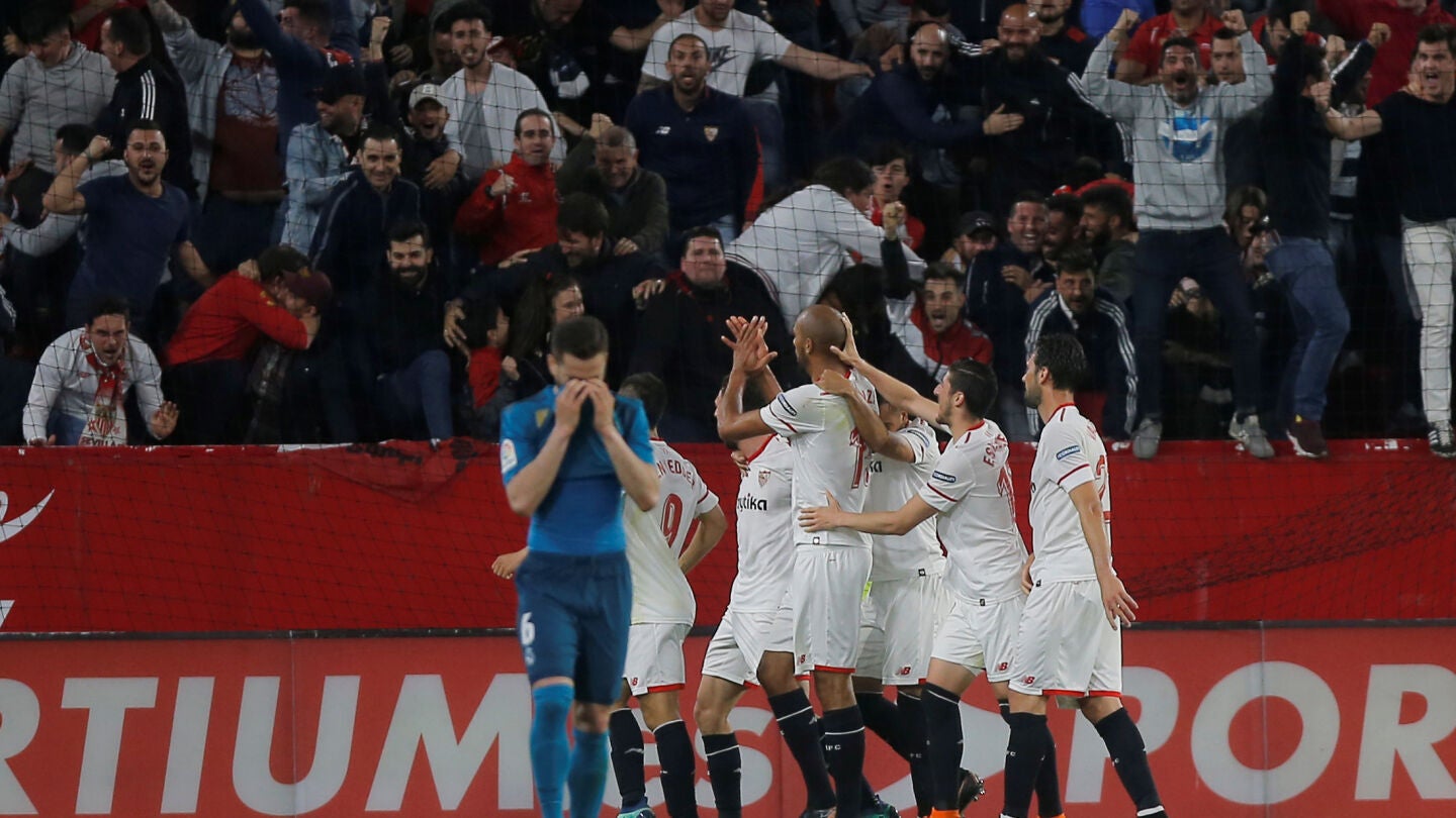 Nacho se lamenta tras un gol del Sevilla