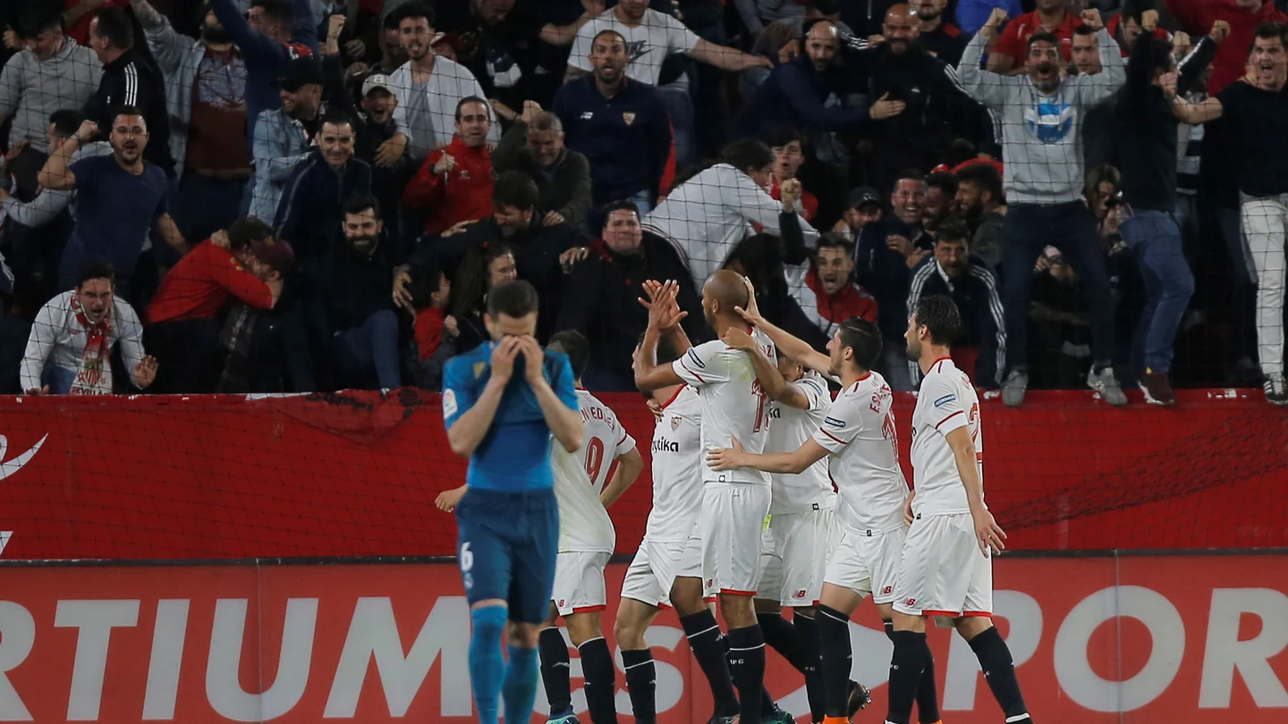 Nacho se lamenta tras un gol del Sevilla Nacho se lamenta tras un gol del Sevilla
