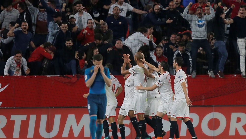 Nacho se lamenta tras un gol del Sevilla