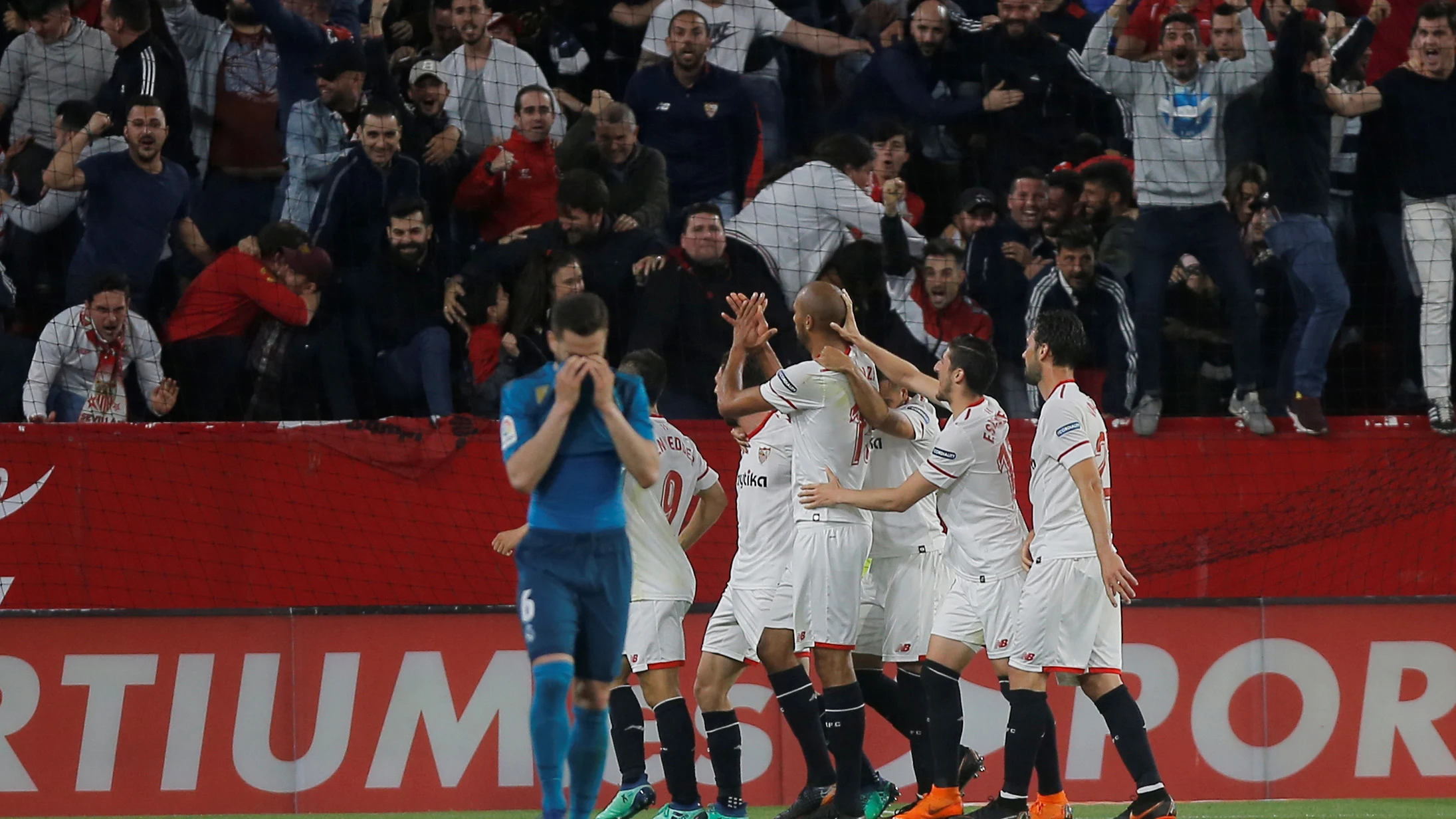 Nacho se lamenta tras un gol del Sevilla