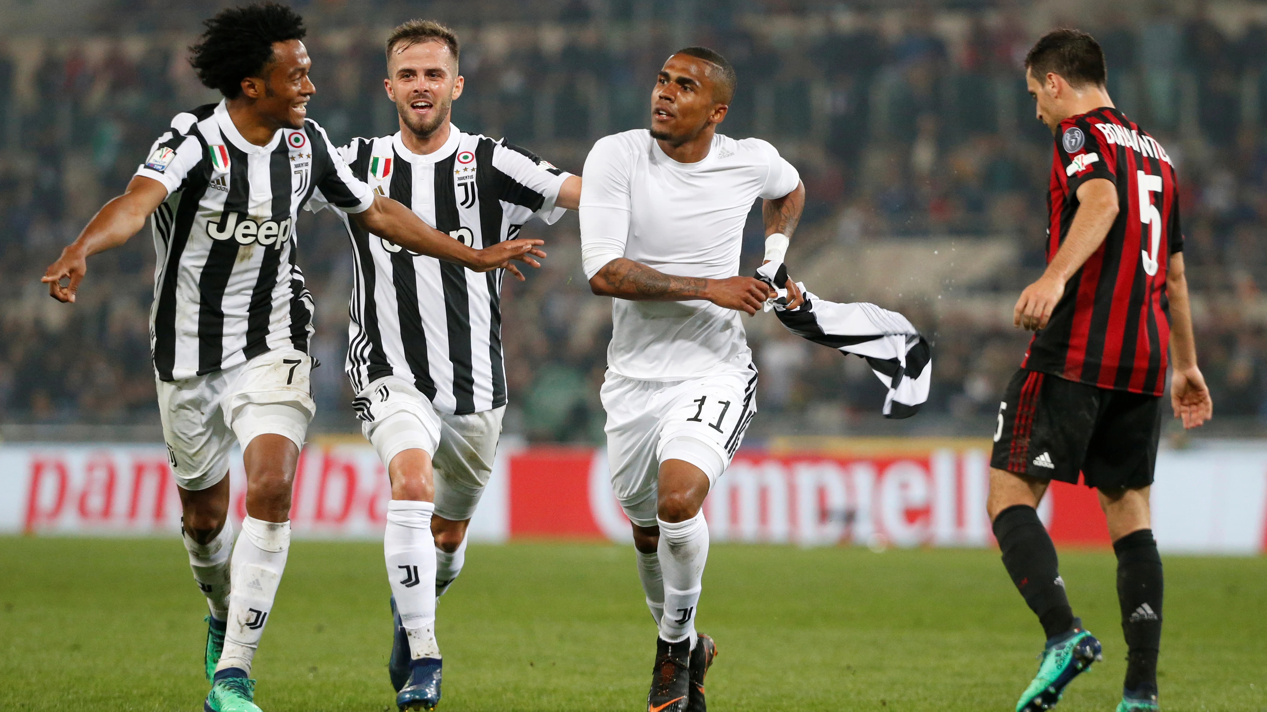 Douglas Costa celebra su gol ante el Milan en la final de la Copa de Italia