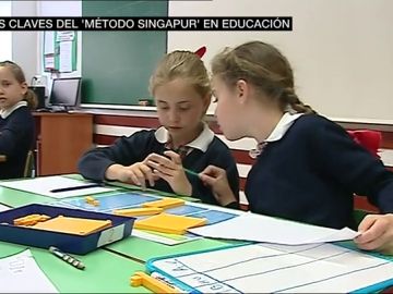Dos alumnas atendiendo en clase en un colegio de Valencia Dos alumnas atendiendo en clase en un colegio de Valencia