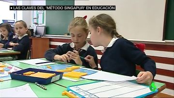 Dos alumnas atendiendo en clase en un colegio de Valencia