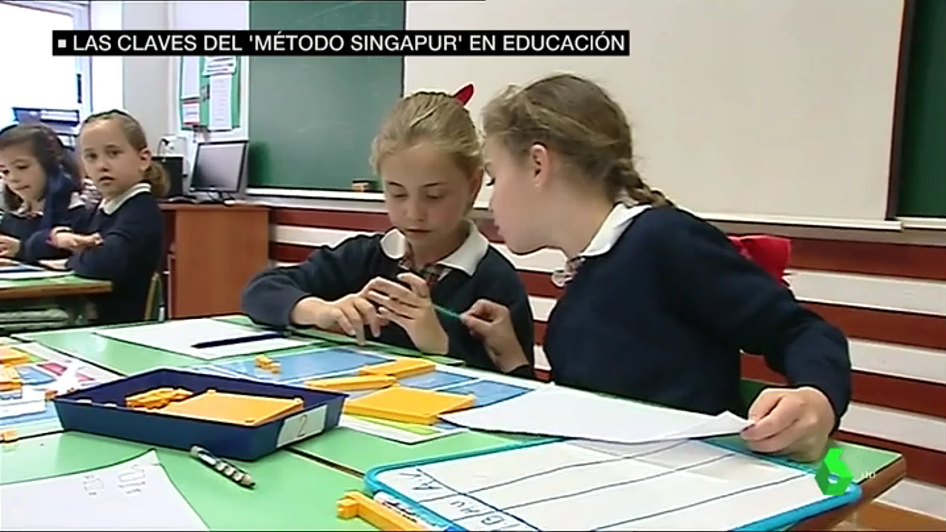 Dos alumnas atendiendo en clase en un colegio de Valencia