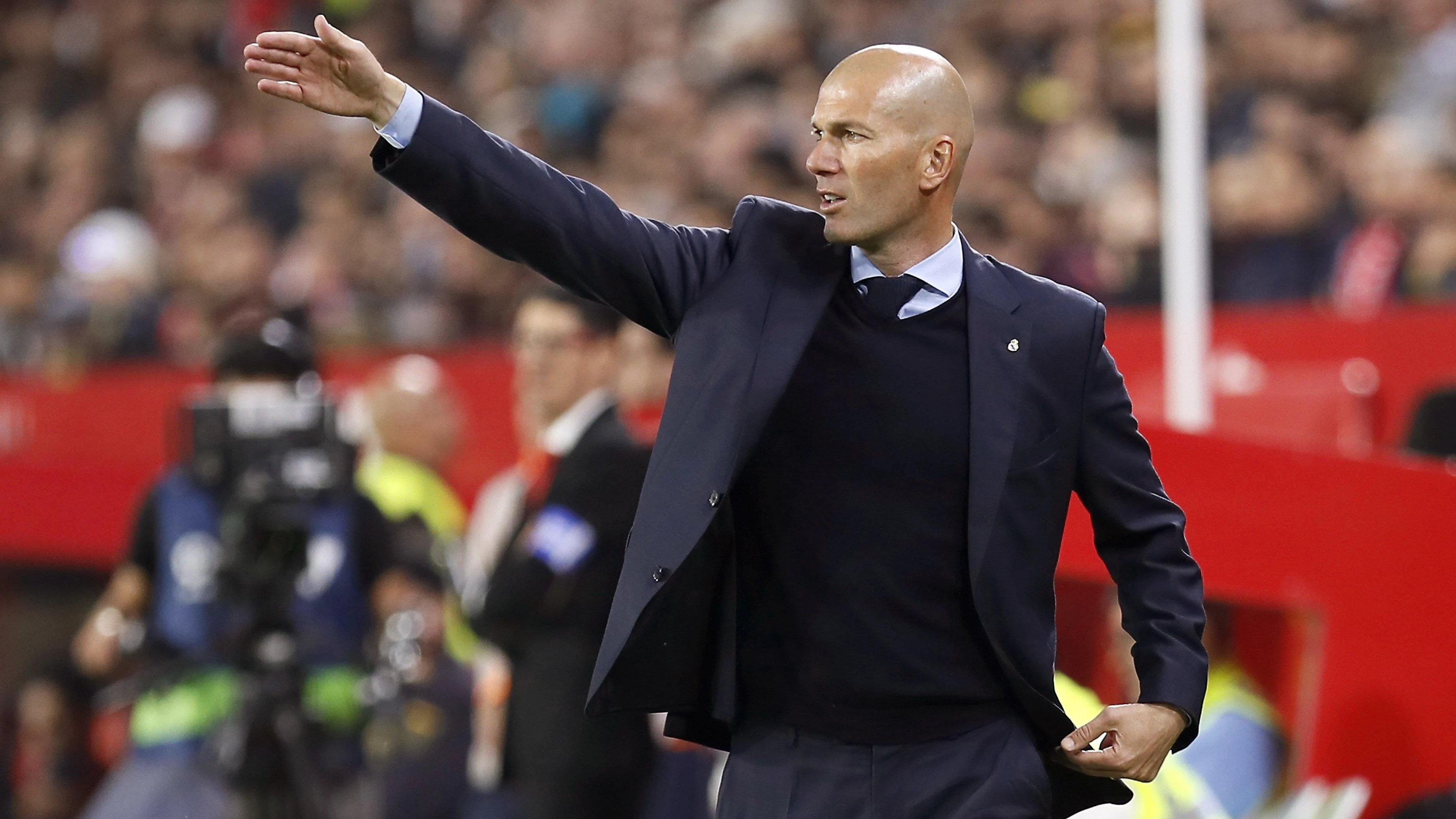 Zidane, en la banda del Sánchez Pizjuán