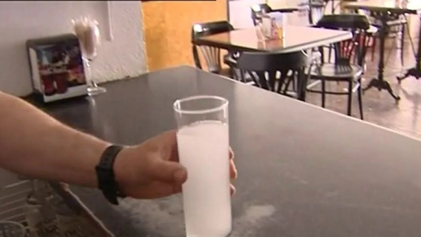 Agua del grifo no apta para el consumo Agua del grifo no apta para el consumo