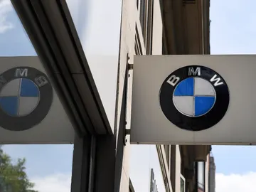 Vista de un logotipo del fabricante alemán de automóviles BMW Vista de un logotipo del fabricante alemán de automóviles BMW