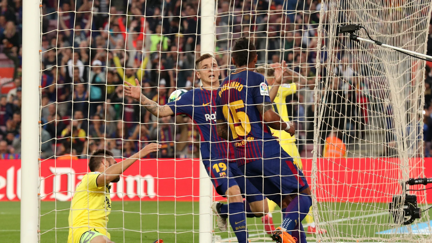 Paulinho y Digne celebran un gol ante el Villarreal Paulinho y Digne celebran un gol ante el Villarreal