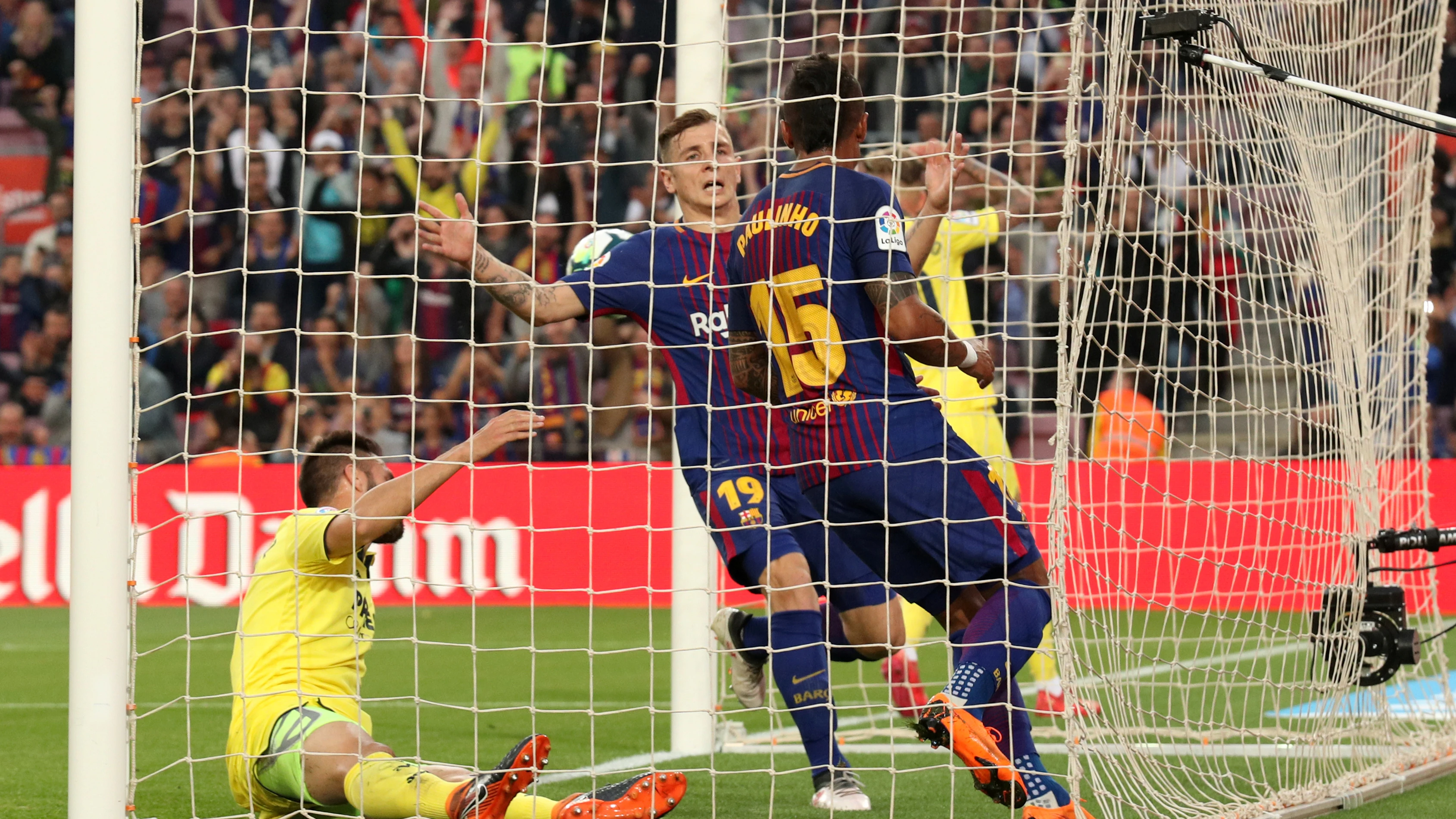 Paulinho y Digne celebran un gol ante el Villarreal