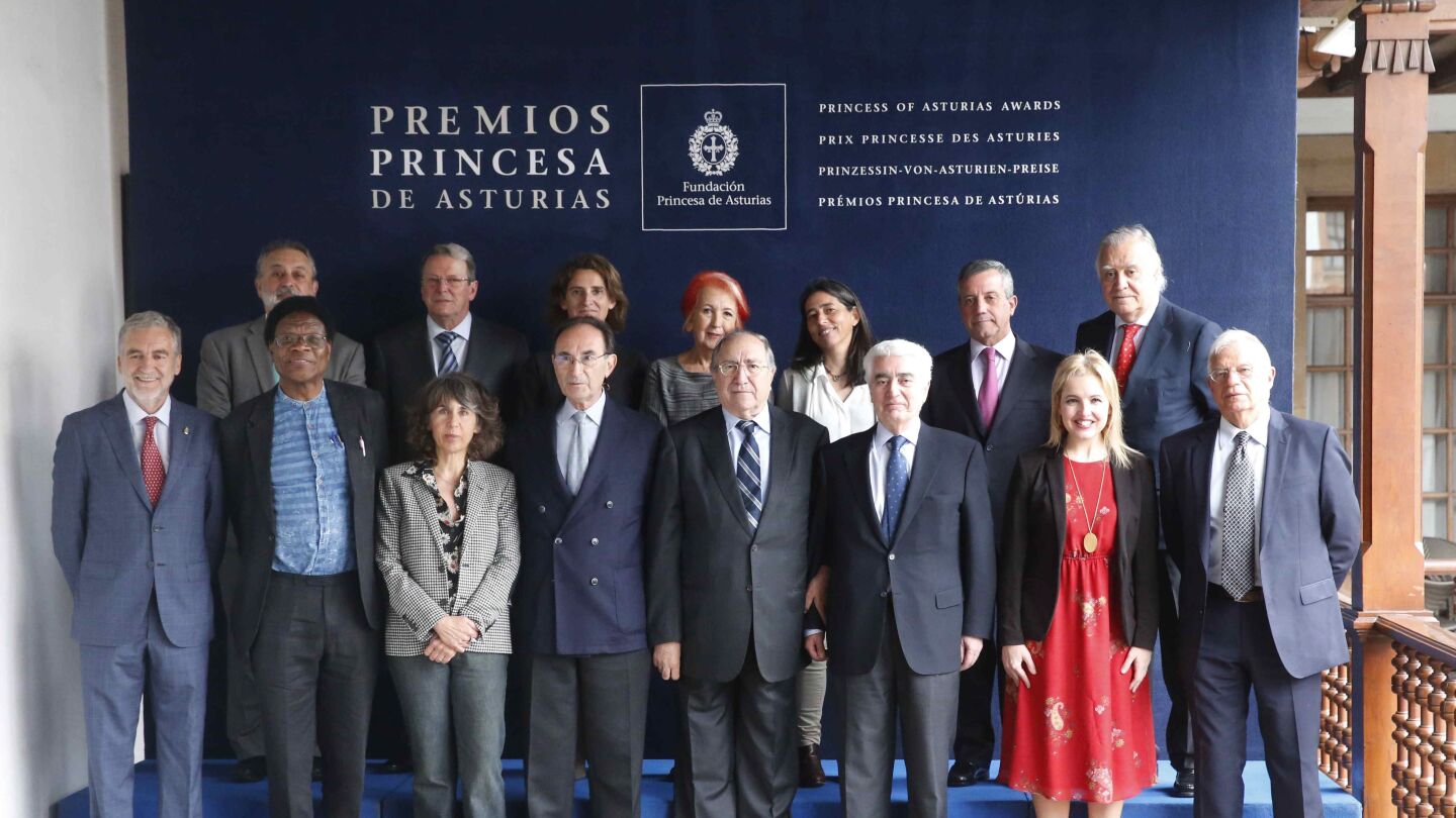El jurado encargado de fallar el Premio Princesa de Asturias de Cooperaci&oacute;n Internacional 2018, presidido por Gonzalo Su&aacute;rez Pertierra 