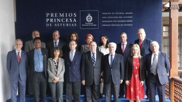 El jurado encargado de fallar el Premio Princesa de Asturias de Cooperación Internacional 2018, presidido por Gonzalo Suárez Pertierra 