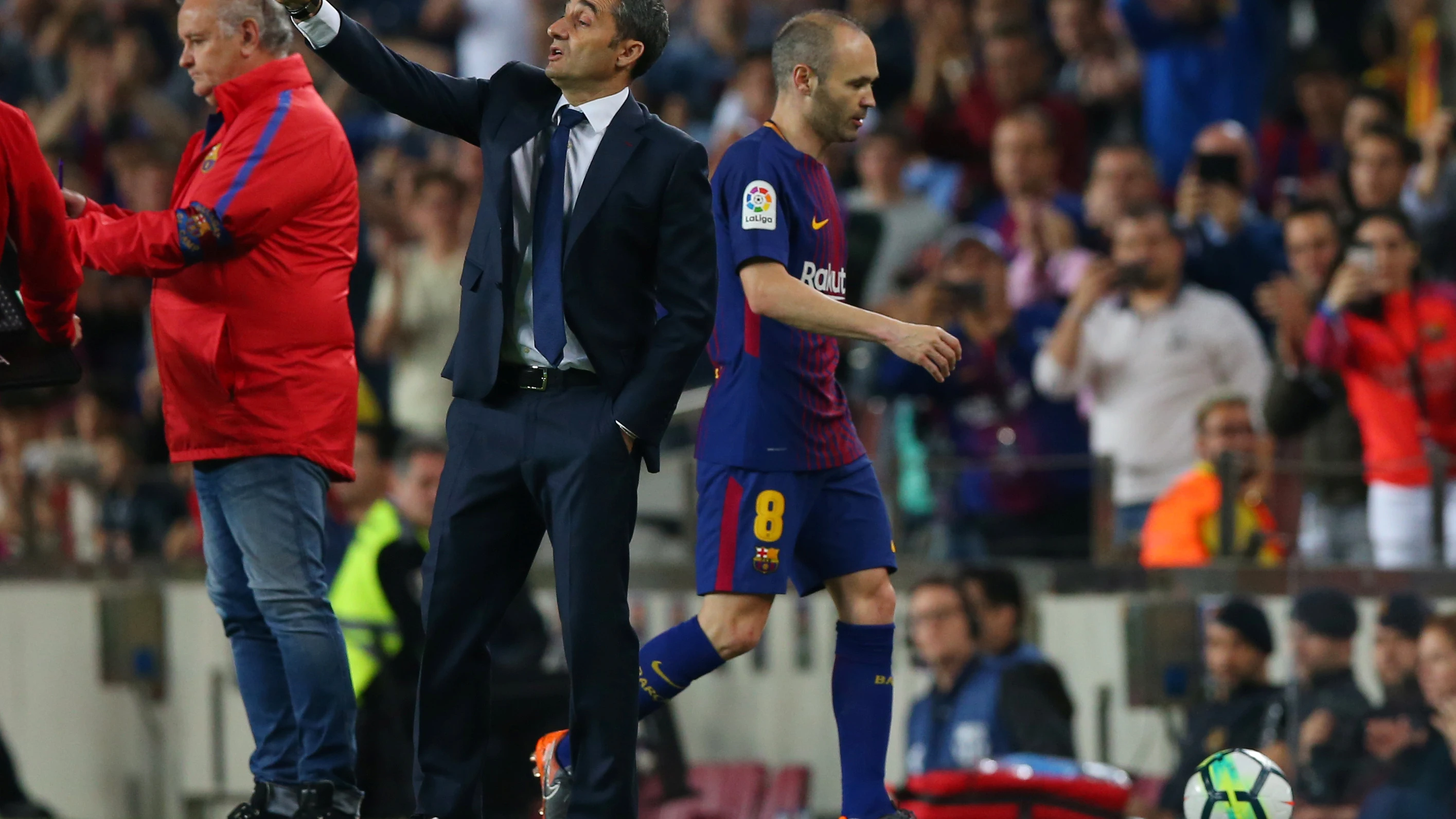 Ernesto Valverde, en la banda del Camp Nou