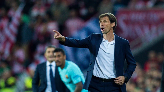 Ziganda da instrucciones a los jugadores desde la banda Ziganda da instrucciones a los jugadores desde la banda