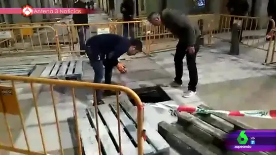 El vídeo viral en el que un joven desaparece en cuestión de segundos por una alcantarilla El vídeo viral en el que un joven desaparece en cuestión de segundos por una alcantarilla