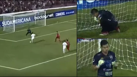 Surrealista celebración del portero tras una parada Surrealista celebración del portero tras una parada