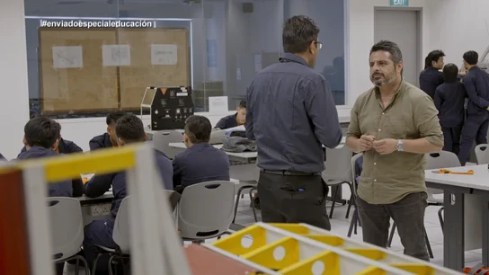 Jalis de la Serna y un profesor en Enviado especial: el país de la Educación, Singapur Jalis de la Serna y un profesor en Enviado especial: el país de la Educación, Singapur