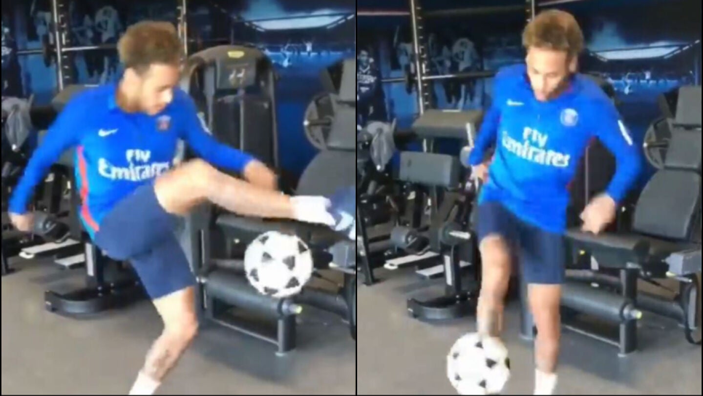 Neymar hace malabares con el bal&oacute;n