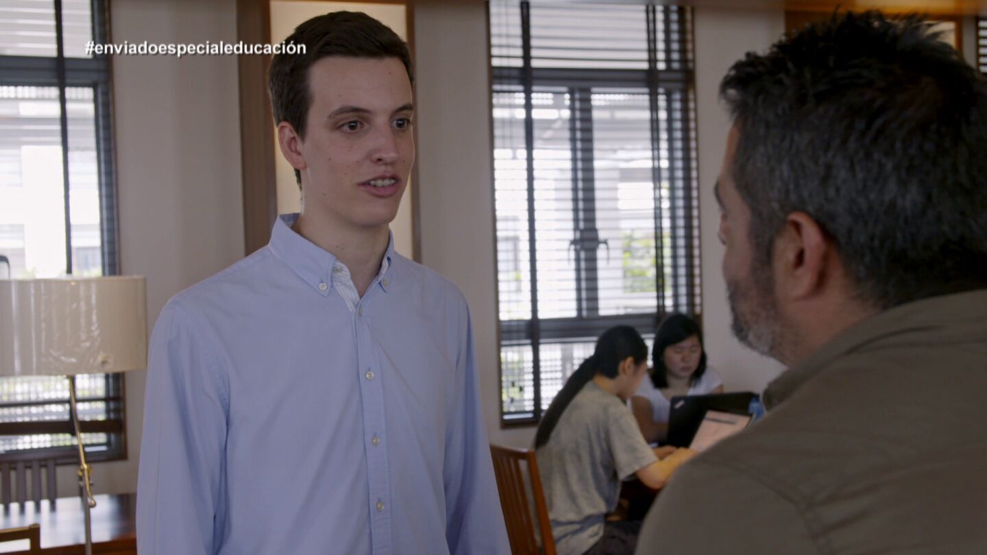 &Aacute;lex, estudiante, con Jalis de la Serna en Enviado especial: el pa&iacute;s de la Educaci&oacute;n