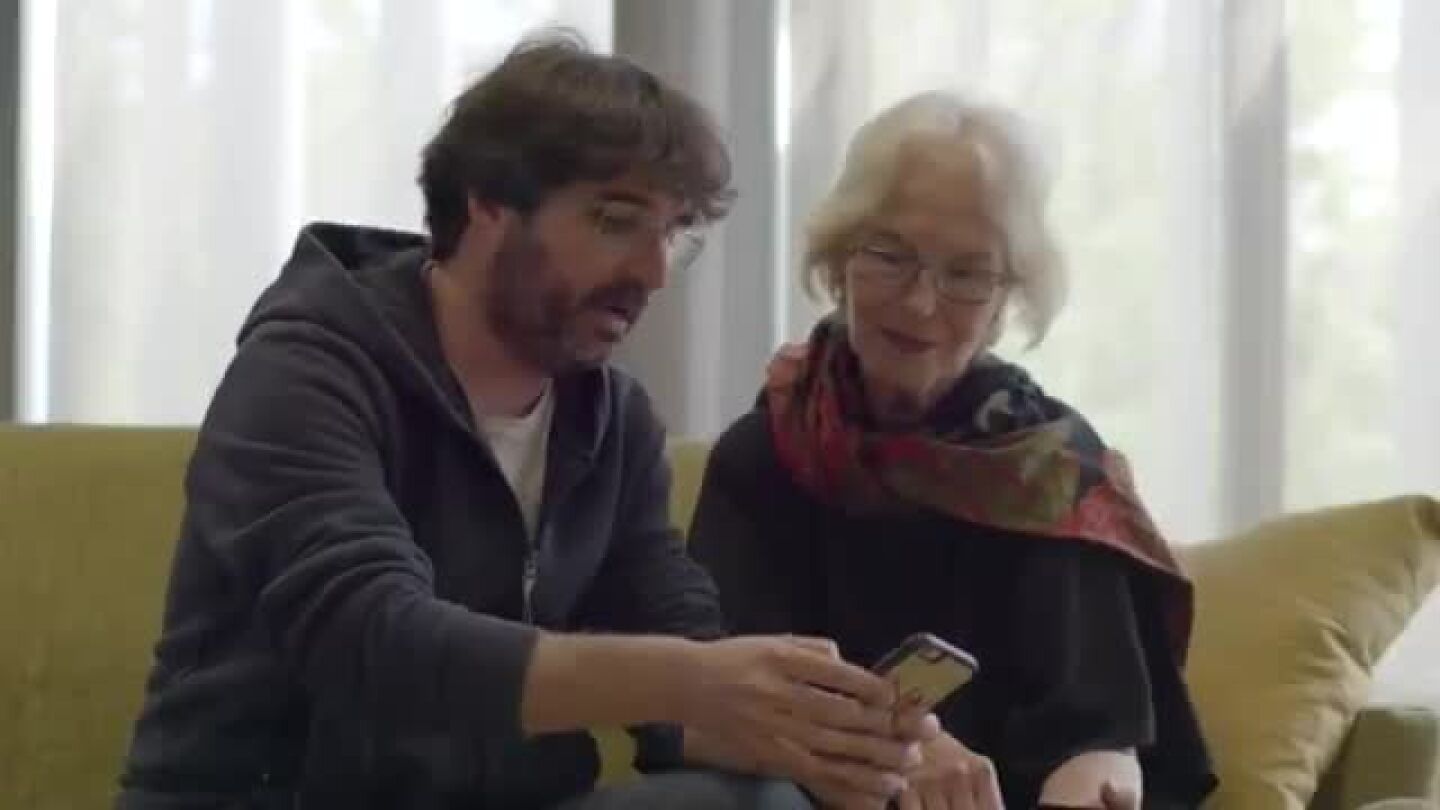 El periodista Jordi &Eacute;vole ense&ntilde;a a Eugenia Parejo a usar Twitter