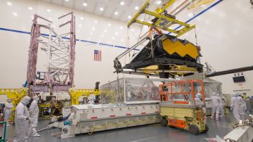 Sala blanca de las instalaciones de Northrup Grumman donde se está extrayendo de un cubículo la parte óptica del JWST para someterla a pruebas