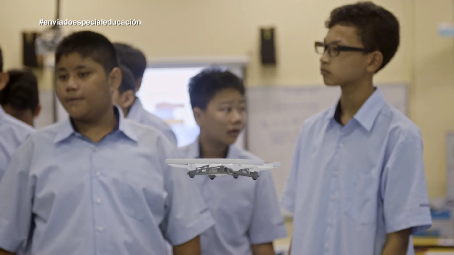 Un dron, en Enviado especial: el país de la Educación, Singapur