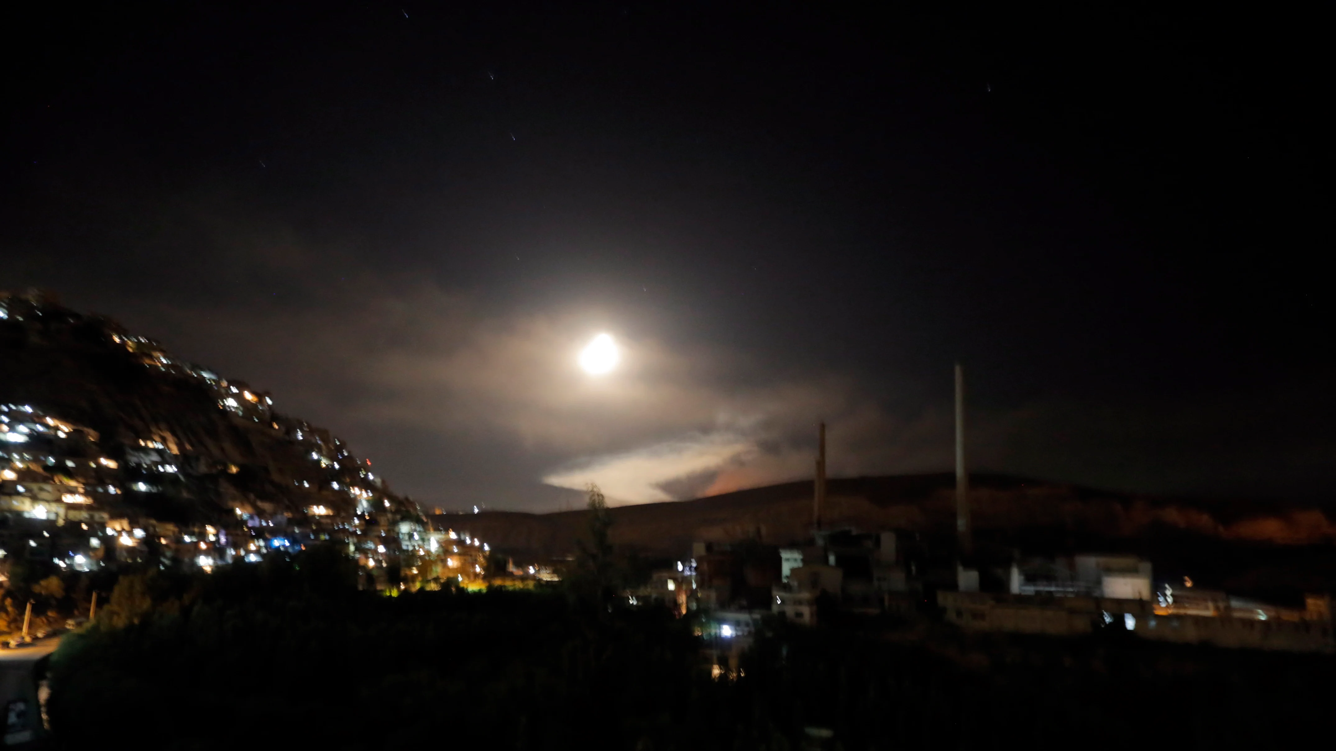 Vista de misiles de defensa aérea sirios sobre Damasco