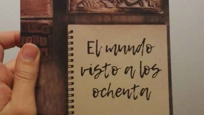 Un ejemplar de 'El mundo visto a los ochenta' de Emilio Ortega