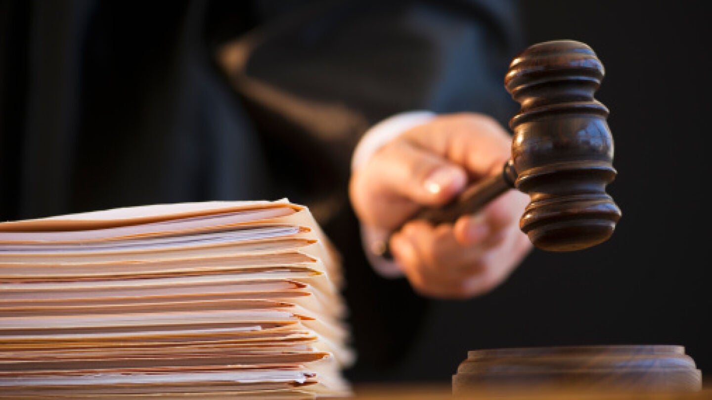 Un juez durante un juicio