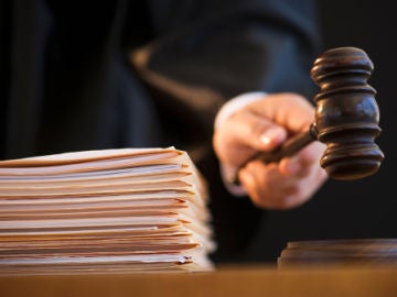 Un juez durante un juicio Un juez durante un juicio