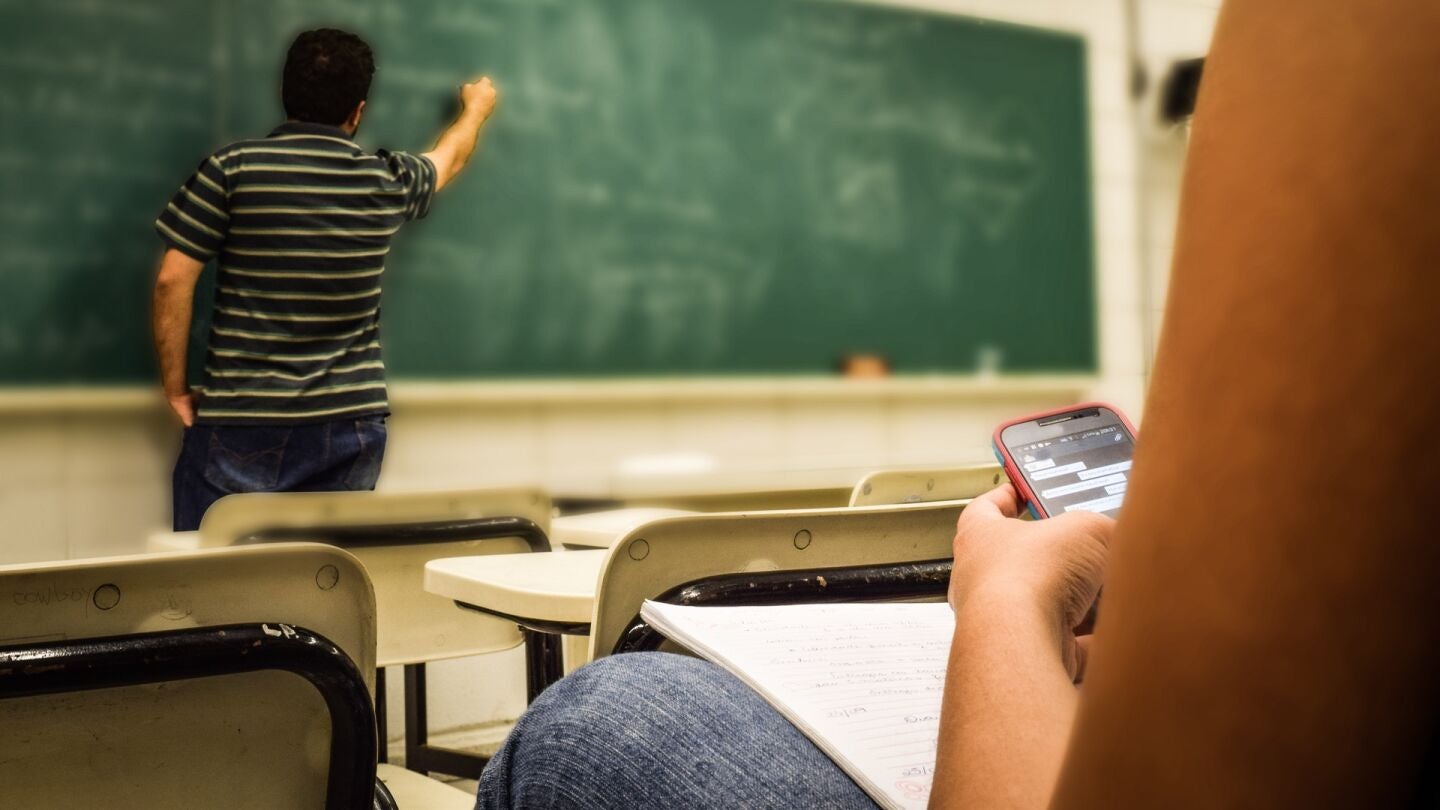 Un profesor imparte clase en un instituto