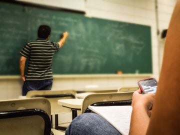 Un profesor imparte clase en un instituto Un profesor imparte clase en un instituto