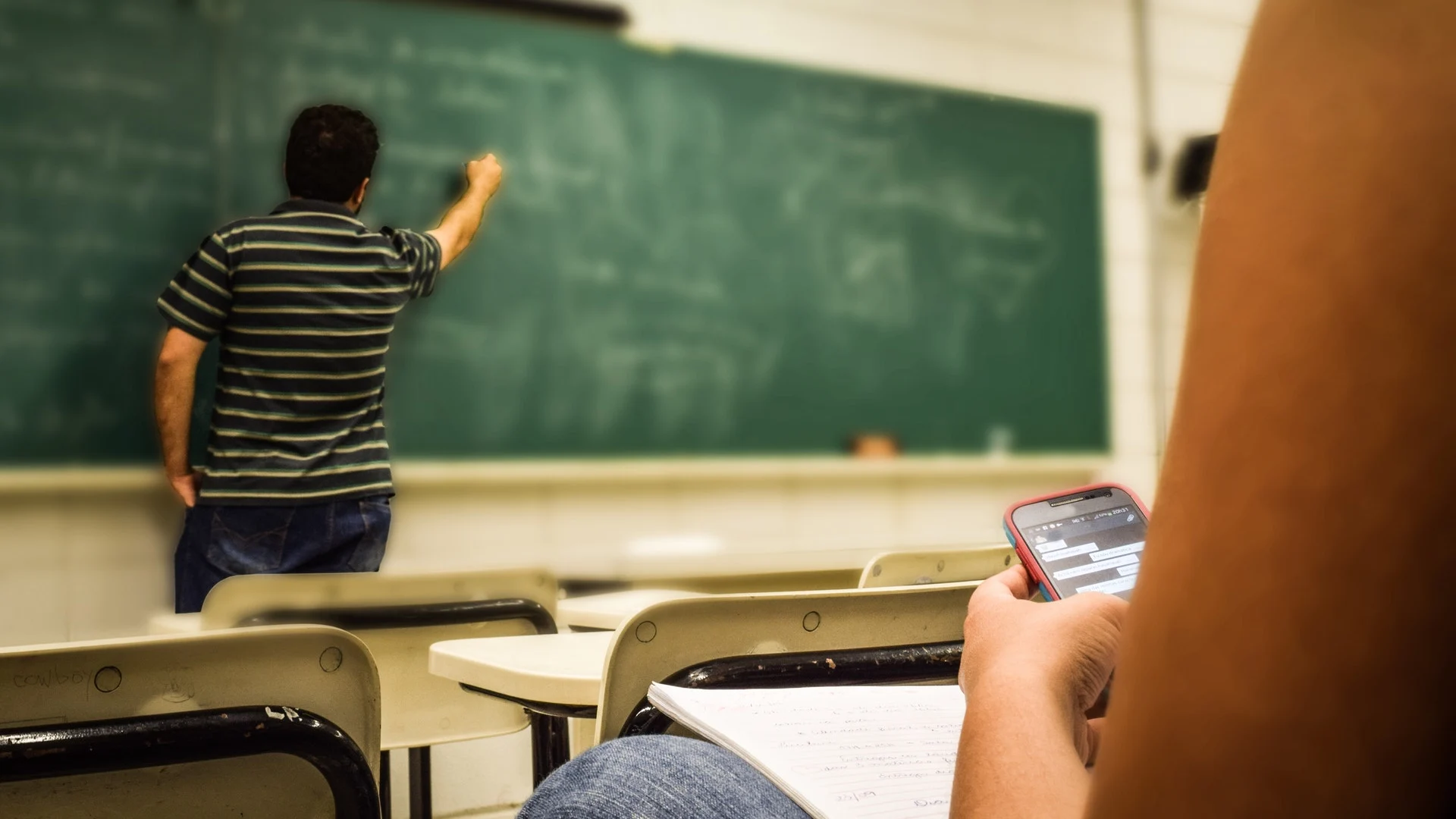 Un profesor imparte clase en un instituto