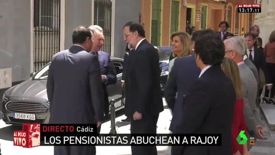 Los pensionistas reciben entre abucheos a Rajoy a su llegada a Cádiz: "Vosotros, fascistas, sois los terroristas" Los pensionistas reciben entre abucheos a Rajoy a su llegada a Cádiz: "Vosotros, fascistas, sois los terroristas"