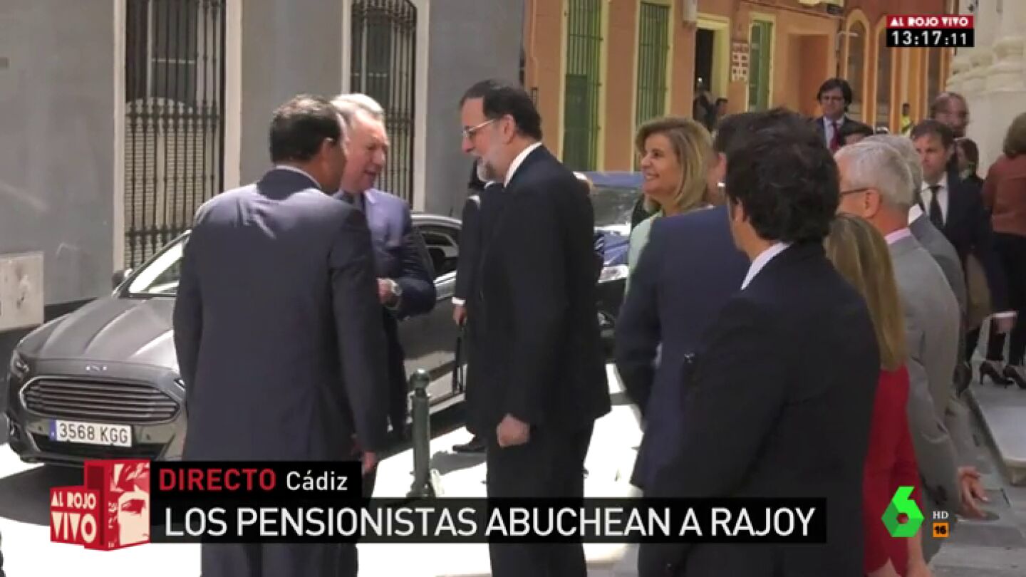 Los pensionistas reciben entre abucheos a Rajoy a su llegada a C&aacute;diz: "Vosotros, fascistas, sois los terroristas"