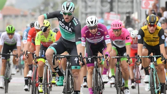 Sam Bennett celebra su victoria en la 7ª etapa del Giro Sam Bennett celebra su victoria en la 7ª etapa del Giro