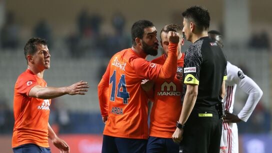 Arda Turan se encara con el &aacute;rbitro