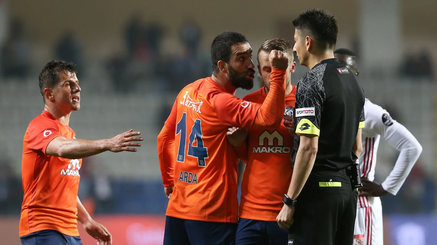 Arda Turan se encara con el árbitro Arda Turan se encara con el árbitro