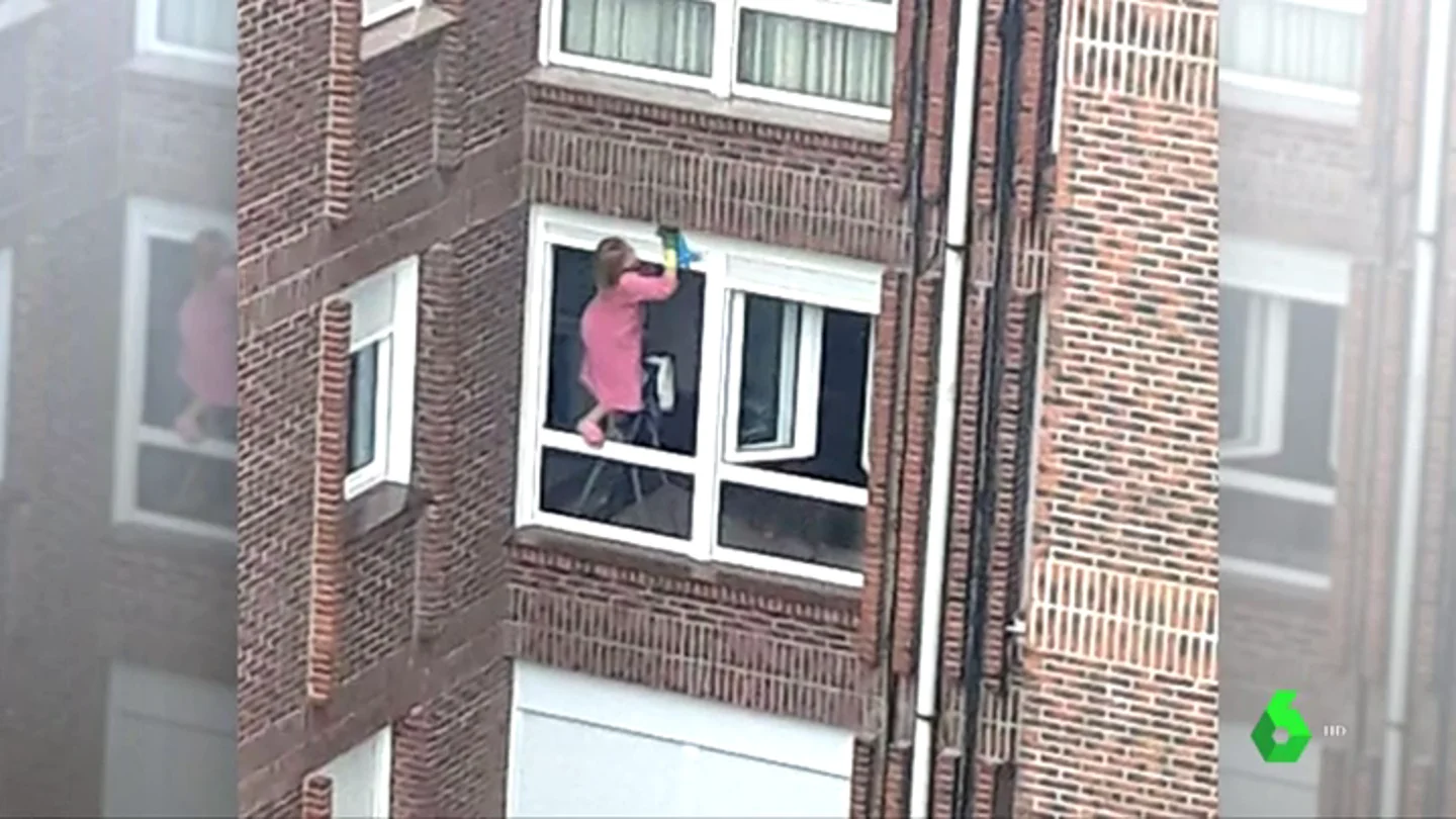 Arriesga su vida para limpiar las persianas en Santander Arriesga su vida para limpiar las persianas en Santander