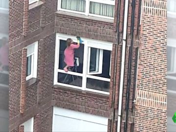 Arriesga su vida para limpiar las persianas en Santander Arriesga su vida para limpiar las persianas en Santander