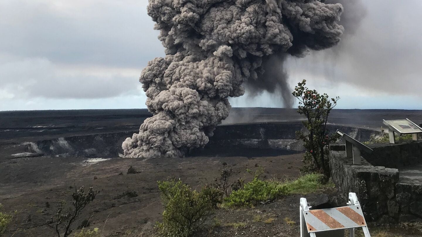 El ascenso de la columna de ceniza del cr&aacute;ter del volc&aacute;n Kilauea en Hawai
