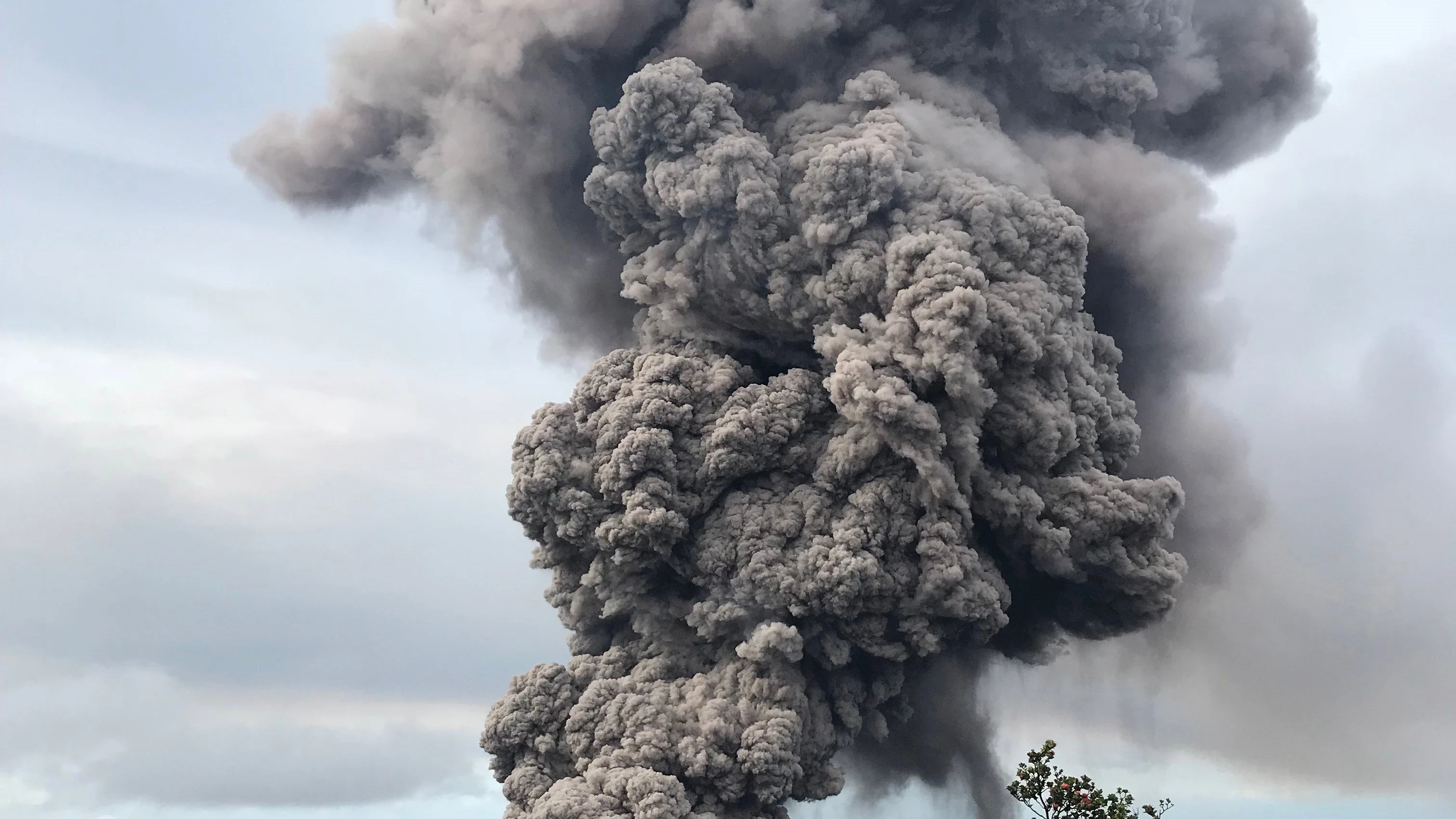 El ascenso de la columna de ceniza del cráter del volcán Kilauea en Hawai El ascenso de la columna de ceniza del cráter del volcán Kilauea en Hawai