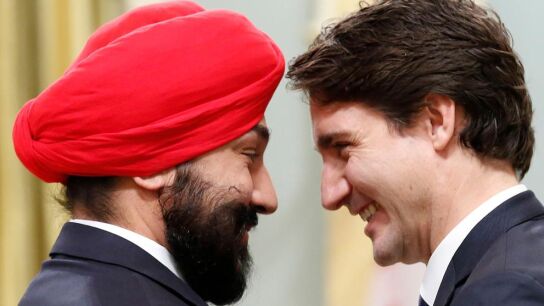 El ministro de Innovaci&oacute;n canadiense, Navdeep Bains, junto al primer ministro Justin Trudeau (Archivo)