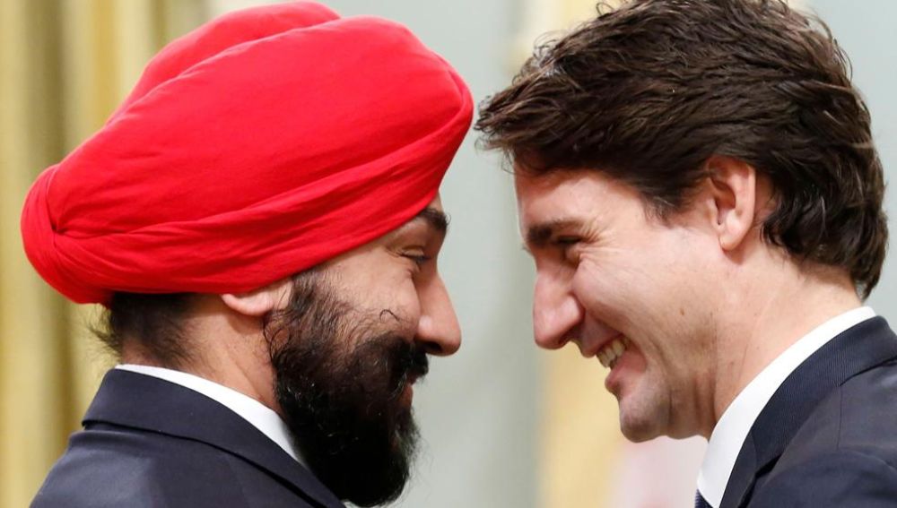 El ministro de Innovación canadiense, Navdeep Bains, junto al primer ministro Justin Trudeau (Archivo)