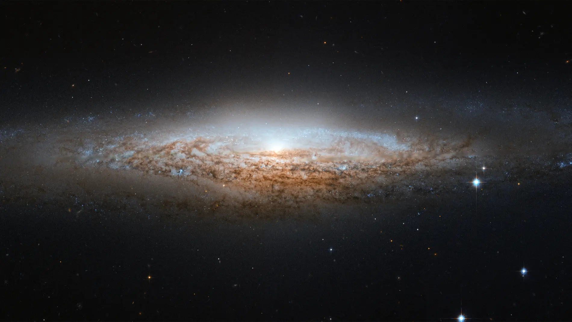 La fuerza de la gravedad ejercida por la materia visible no es suficiente para explicar el comportamiento de las galaxias